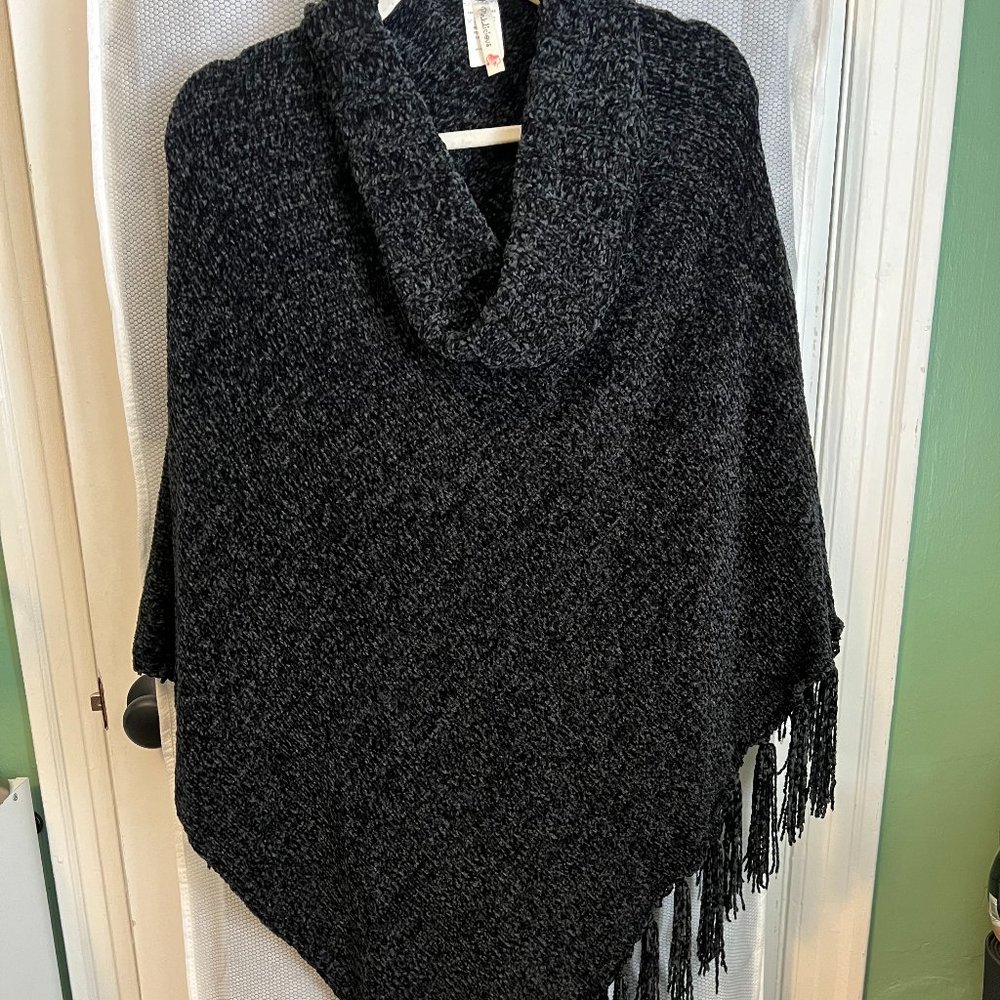 F21 — Black Chenille Tassel Trim Poncho (One Size)